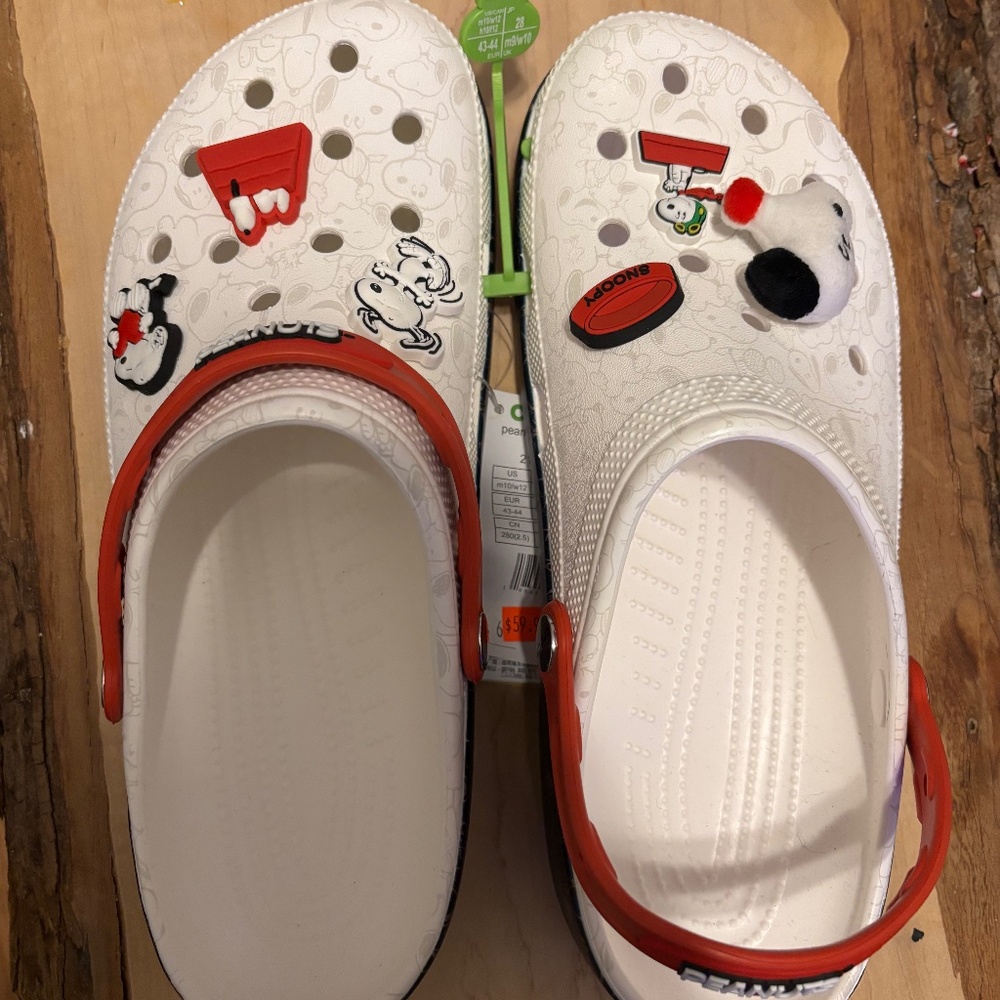Brand New Snoopy Crocs(NWT)Get 3 pairs of new socks free + free gift!!!